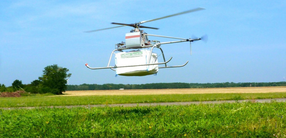 L'EYO 200, l'un des premiers prototype de grue volante emporte 60 kilos de parpaings à quelques mètres du sol lors d'un test sur le terrain en 2015 ©Eyo